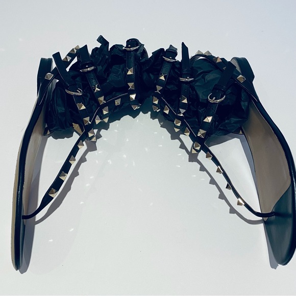 VALENTINO GARAVANI ROCKSTUD BLACK FLAT THONG SANDALS. - Picture 9 of 16